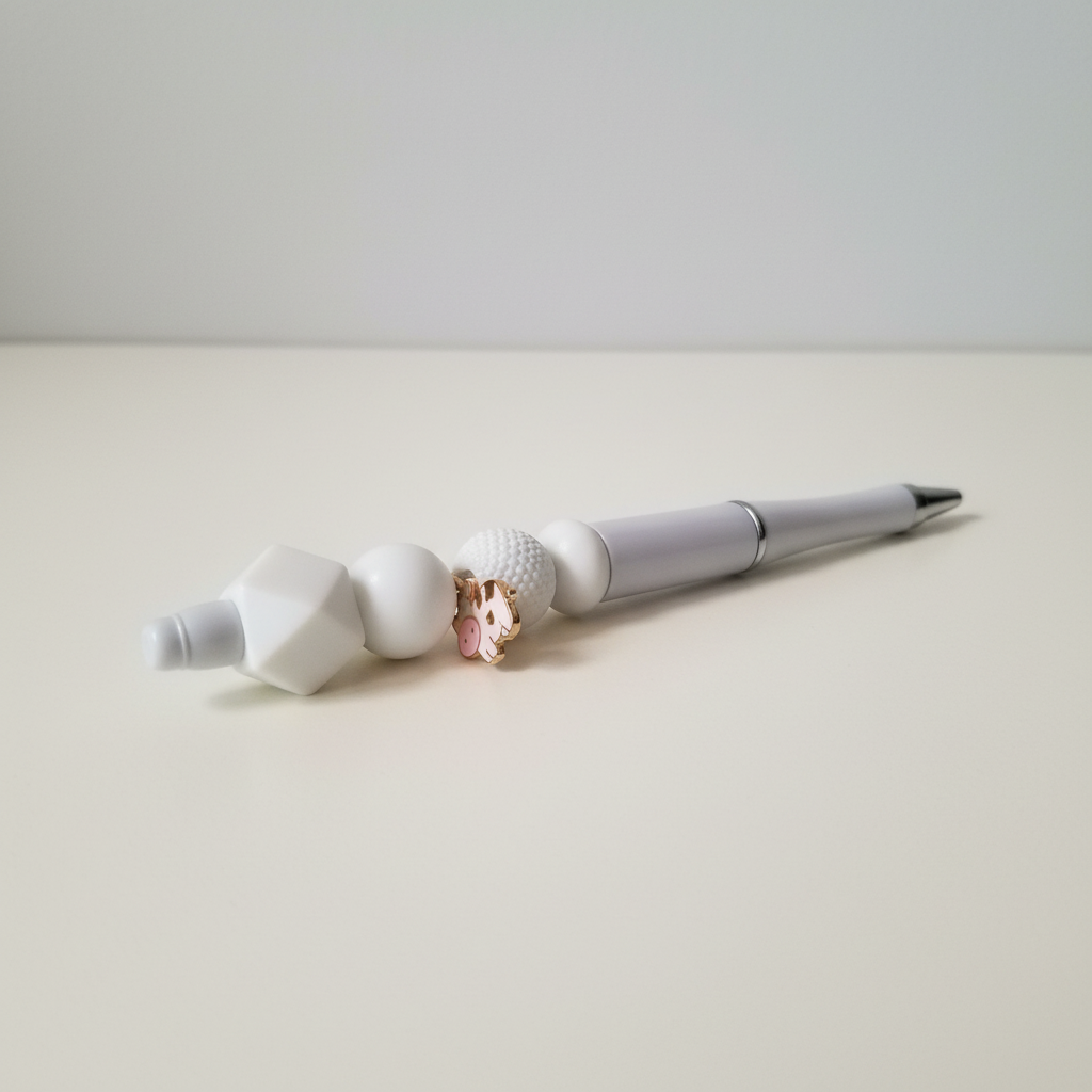 Handgemaakte pen op neutrale ondergrond