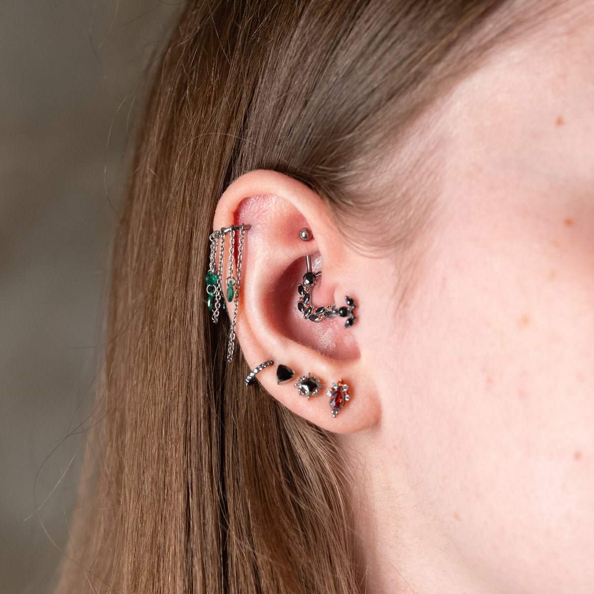 Morticia piercing met steen