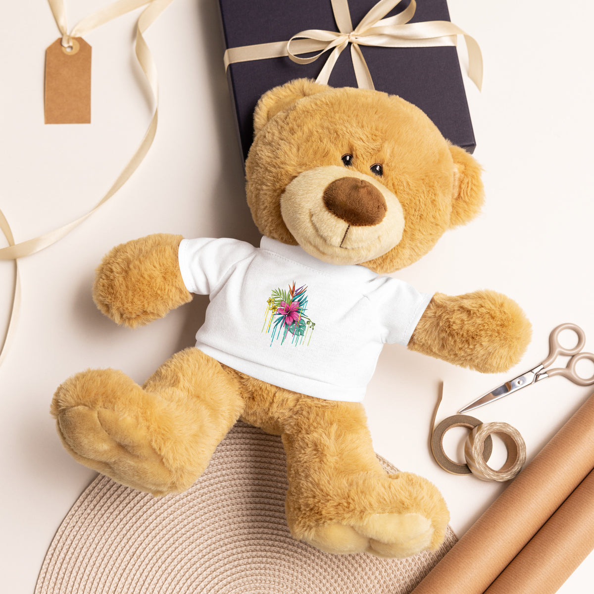 Liggende knuffelbeer met wit T-shirt