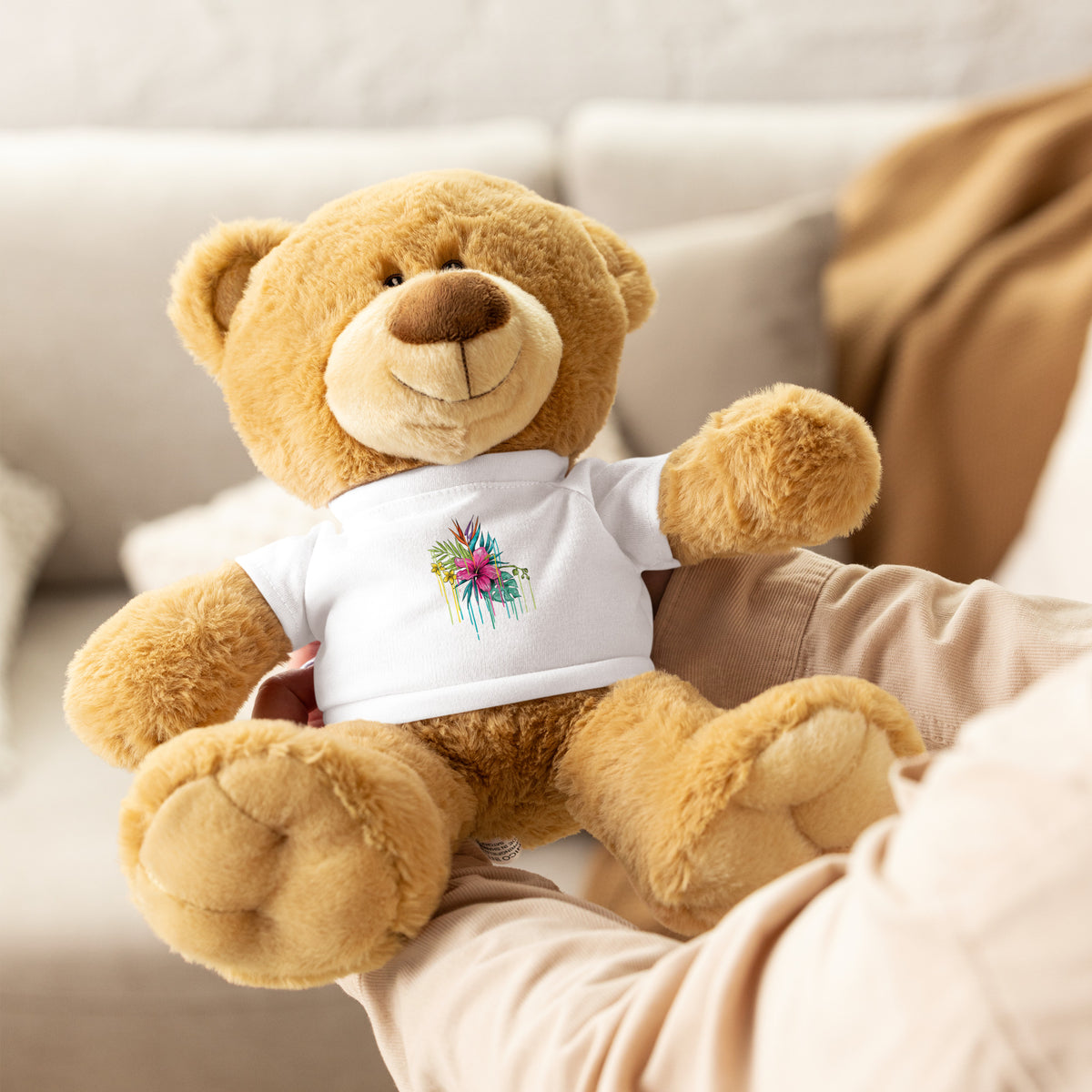 Zittende knuffelbeer met wit T-shirt